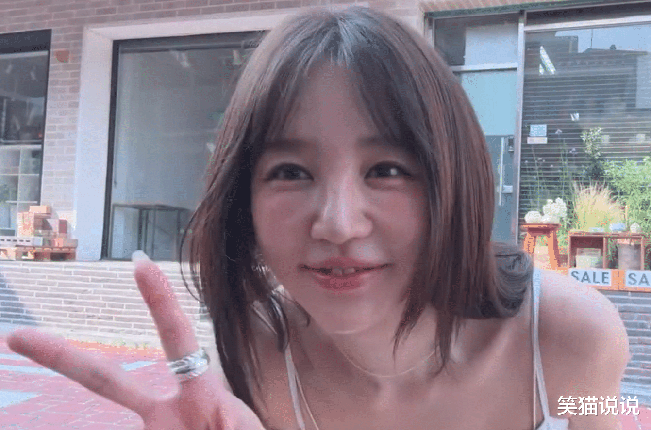 尹恩惠分享休假视频，波点白裙很有日系风格，笑容灿烂好甜美