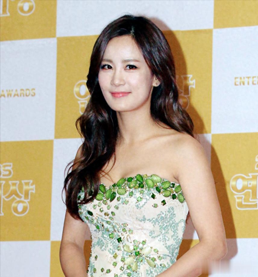 韩国女星洗澡时摔倒，面部凹陷插满针灸！正在备孕期却意外毁容