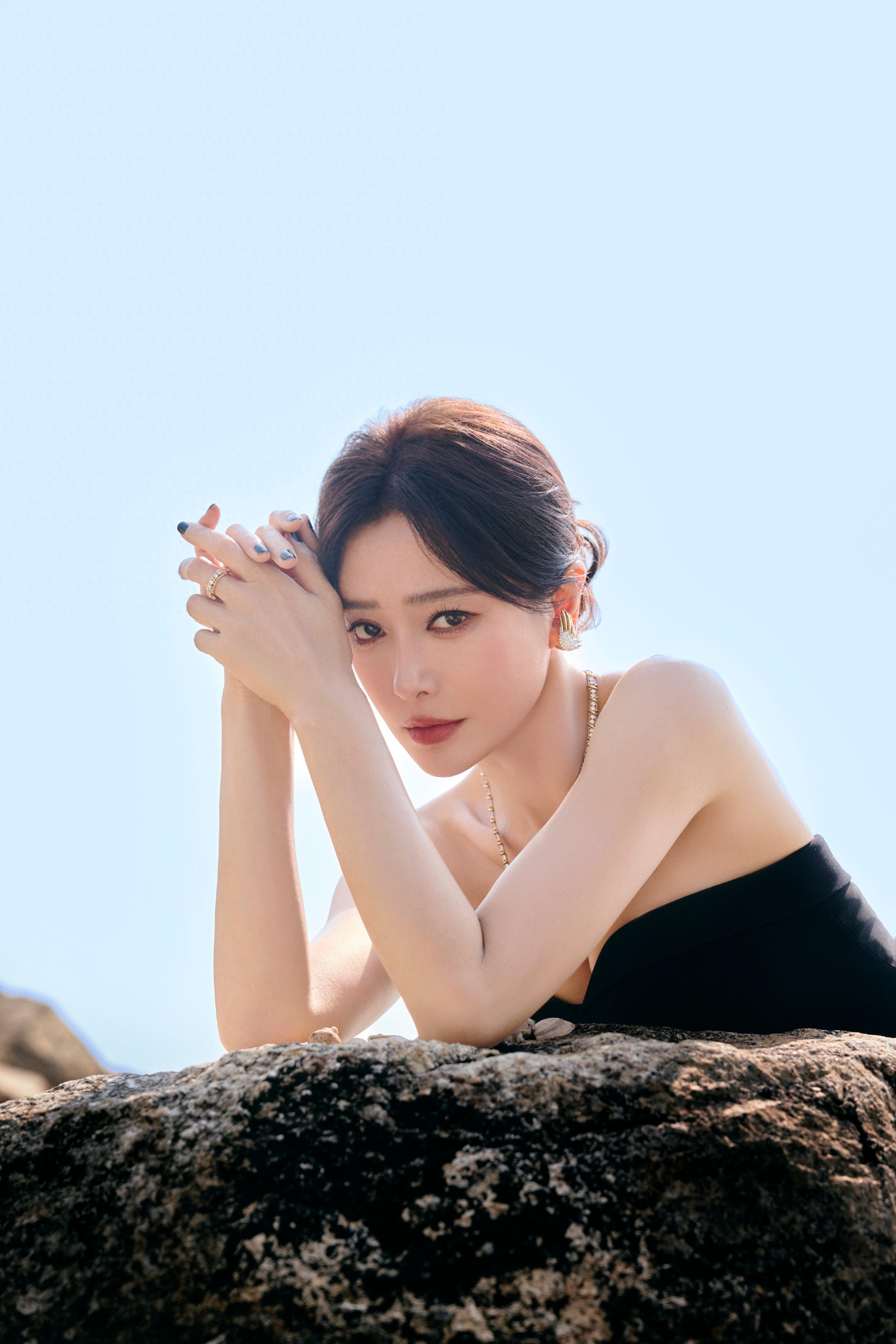 秦岚黑拼蓝抹胸礼裙，身材没谁了