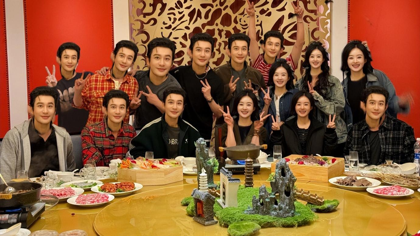 黄晓明晒抽象聚餐照，10个黄晓明5个赵丽颖，毫无违和感