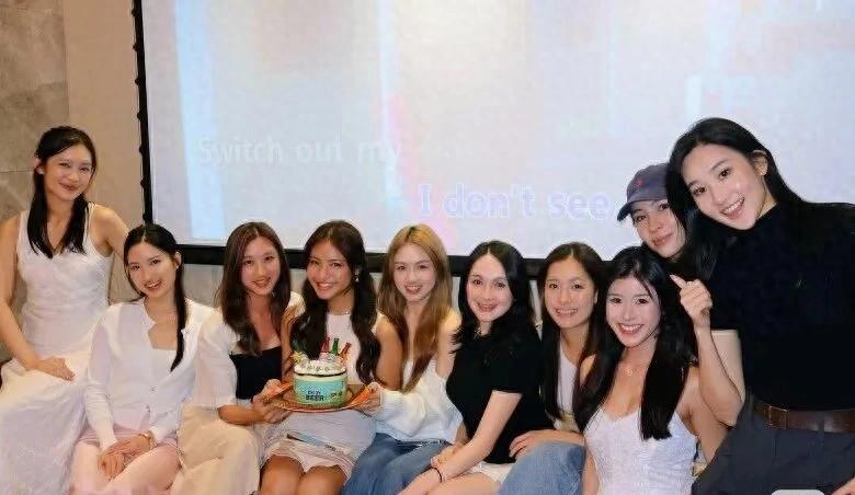 应届港姐季军袁文静抢先跑出参与拍摄工作,古装扮相开工照曝光