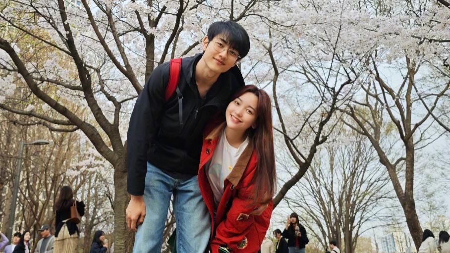 金莎的00后小男友，彻底翻身了