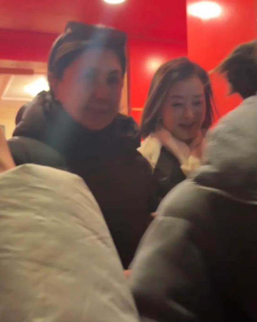 宋祖英去梅大看李素素表演，她拿着华为手机，脸很年轻不像59岁
