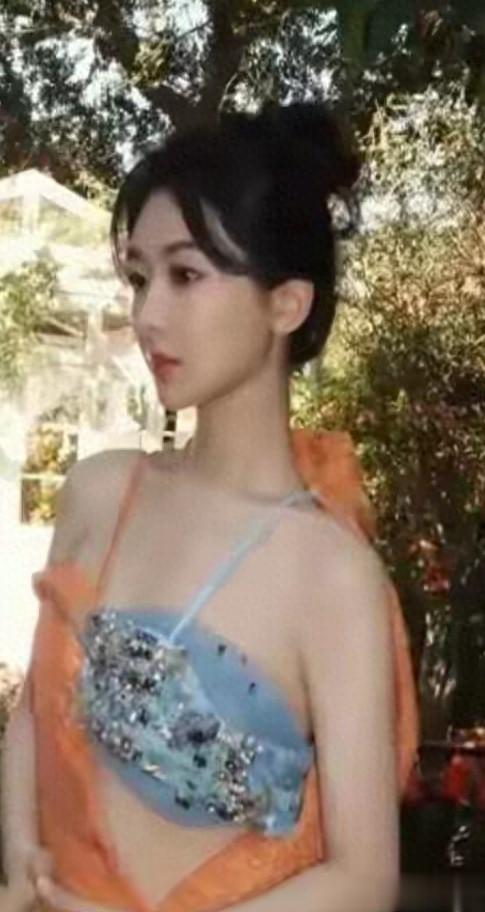 杨紫身材杨柳细腰！直角肩蜜腿腰、皮肤细嫩网友：哇塞美爆了