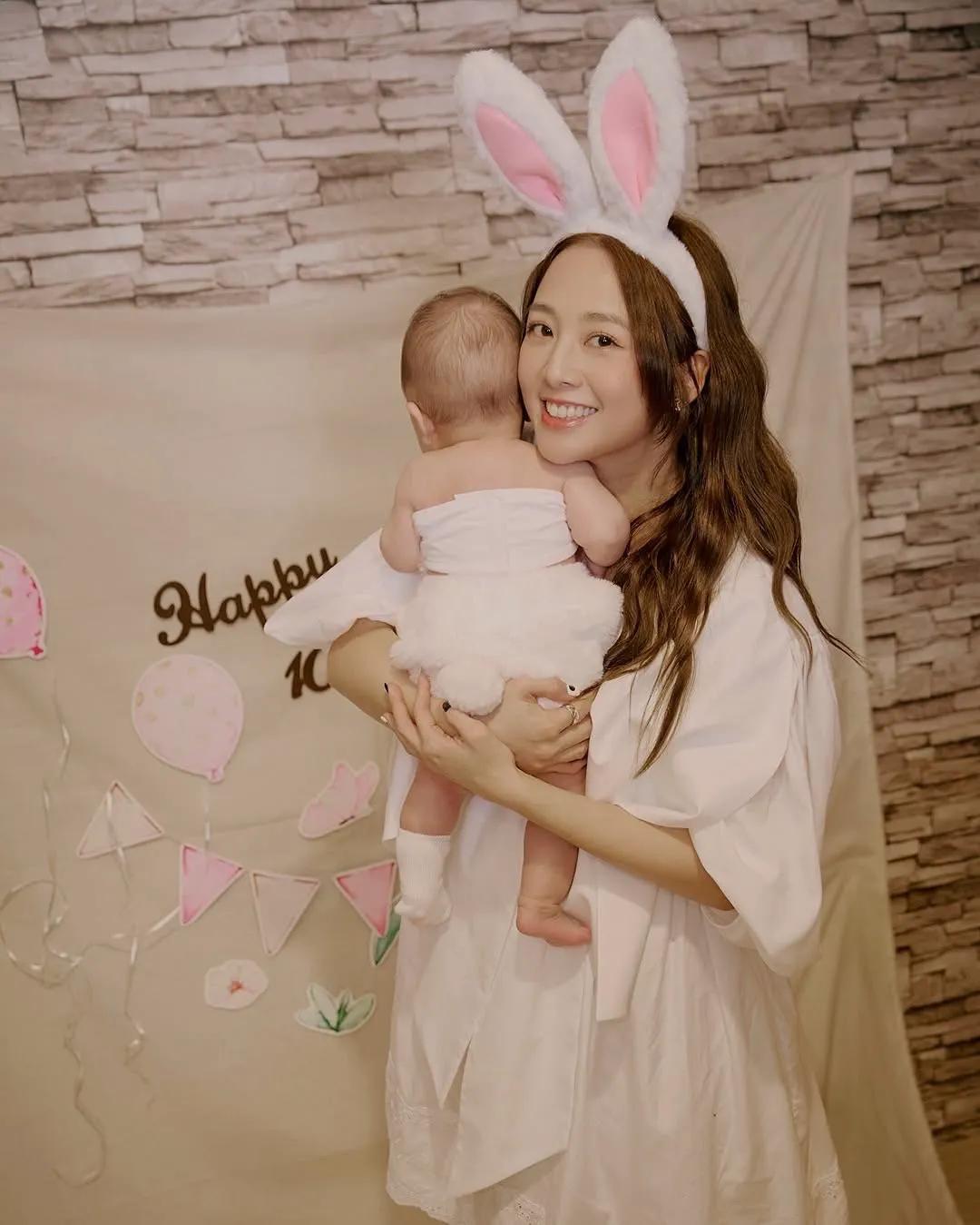 鬼鬼吴映洁晒母女合照，女儿肉嘟嘟像是混血，看来爸爸不是炎亚纶