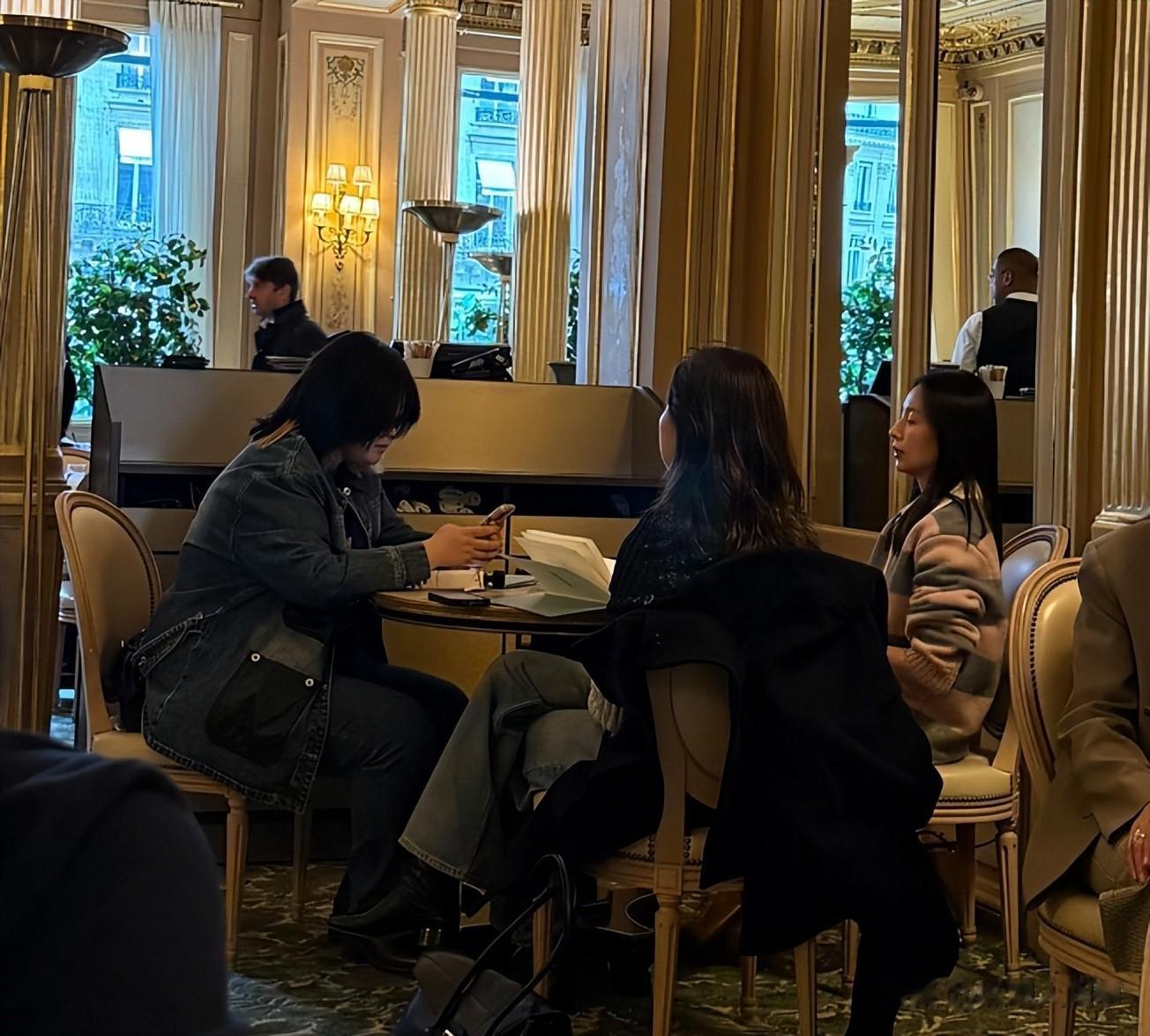 董洁现身法国,苹果肌下垂嘴唇乌黑,素颜和朋友吃饭一脸冷漠