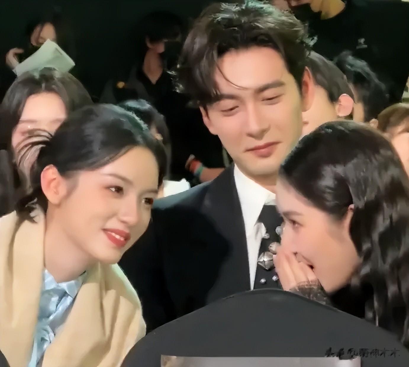 吴磊领奖镜头切赵露思，鞠婧祎脸僵像假人，星光大赏看点全在台下