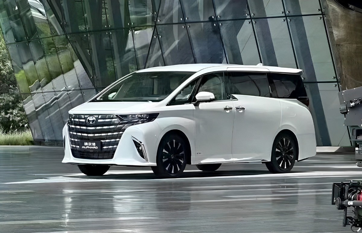 丰田埃尔法价格崩盘！加价不到3万就能提车？经销商快亏麻了