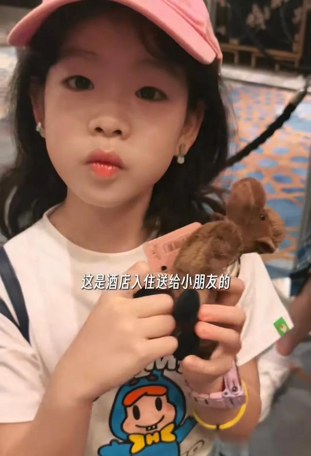 小李琳晒全家新疆游，经超为20岁继女牵马，蹲着拍照，比亲爹还宠