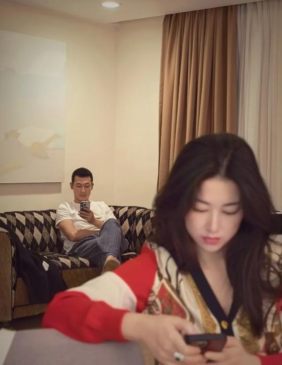 朱珠一家三口和好友聚餐！喝到微醺躺老公怀里，4岁小珠宝玩手机