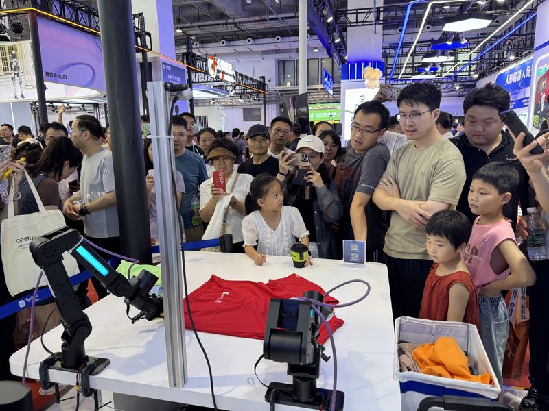 世界机器人大会观察|挤不进去展台,人形机器人集体比拼\卷\活干