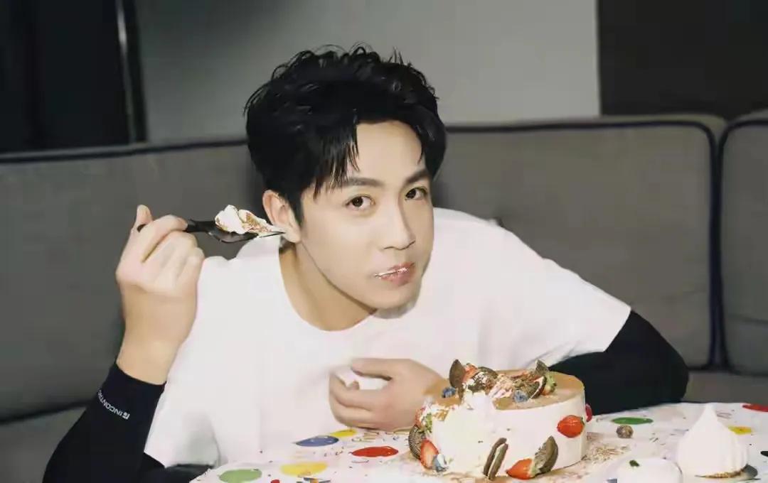 王晓晨夫妇捷克旅行曝光！俞灏明短袖亮伤疤，女方疑似怀孕引热议