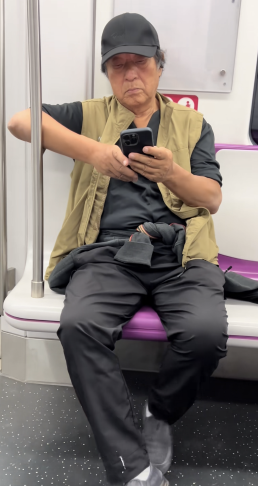 76岁牛群坐地铁被偶遇！满头白发老态尽显，变化太大难认出