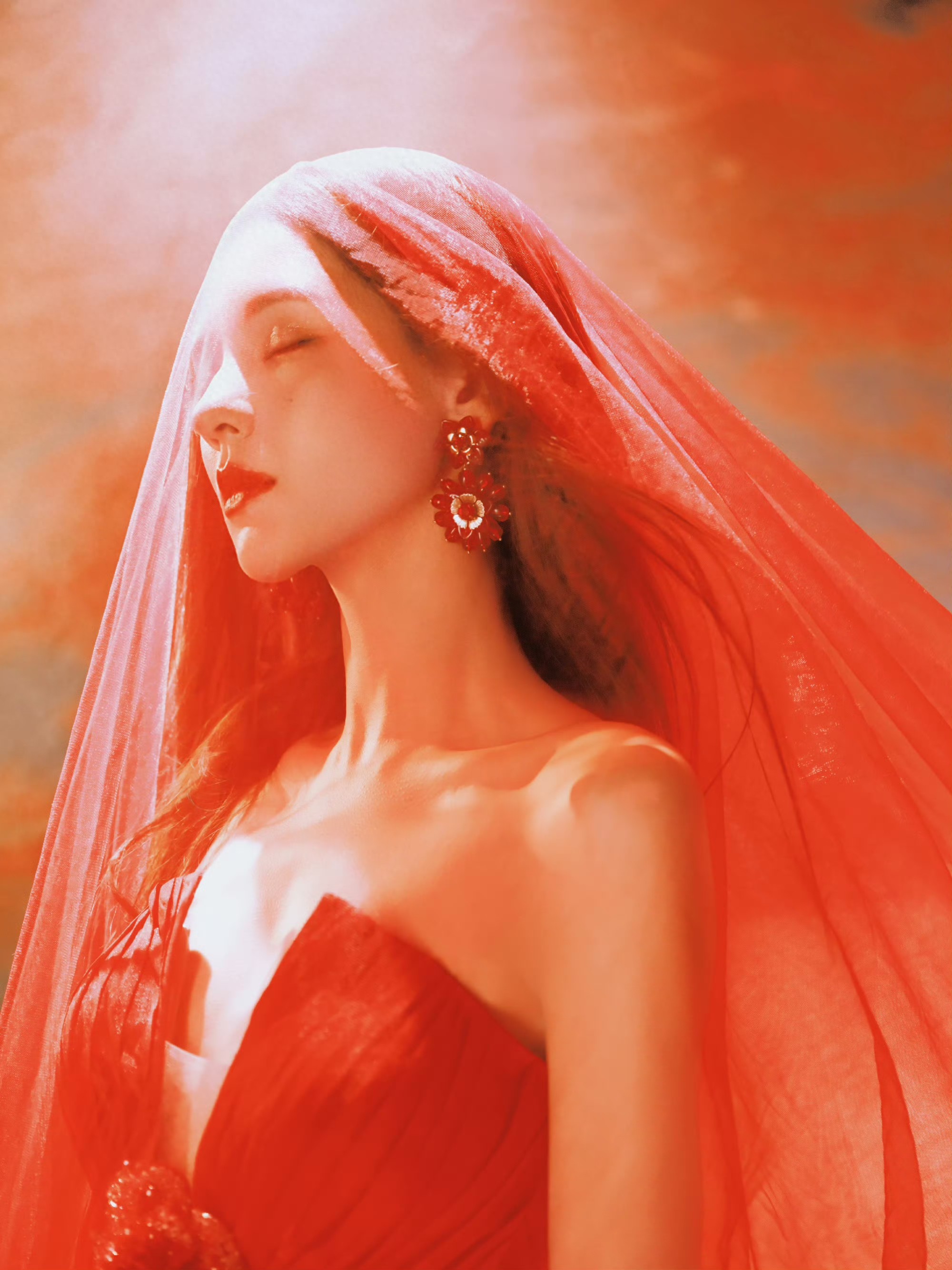 张予曦身着一袭红裙太过妖娆与美艳