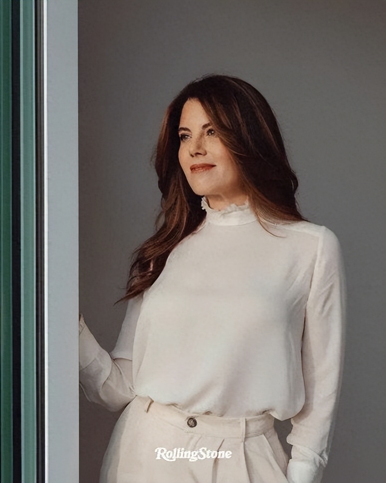 51岁莱温斯基风韵犹存，聊起克林顿哽咽落泪，22岁犯的错代价太大