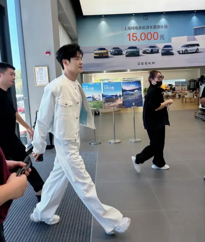 付辛博颖儿七夕上海提新车,仪式感满满,两人甜蜜拍照太般配了