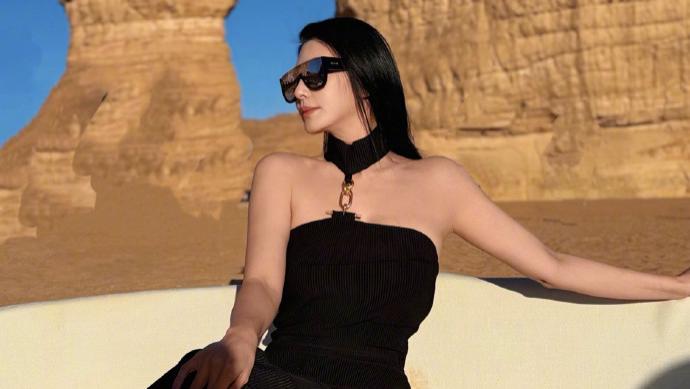 张雨绮晒沙漠浪漫照，身穿一身黑尽显狂野，夕阳美得刚刚好！