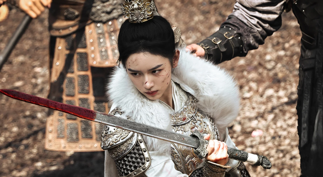 演“恶女”一夜爆红,又搭遍圈内顶流,可长得再美,她还是被毁了