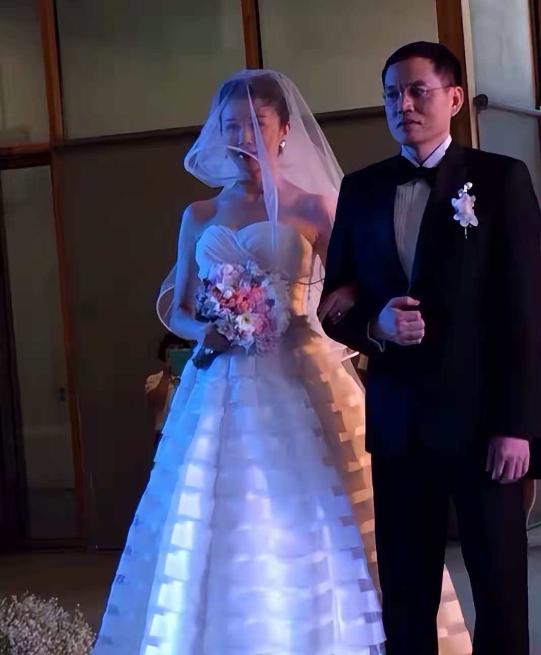 “古装第一美女”孙菲菲4次离婚成功，退圈前后婆家人态度大变