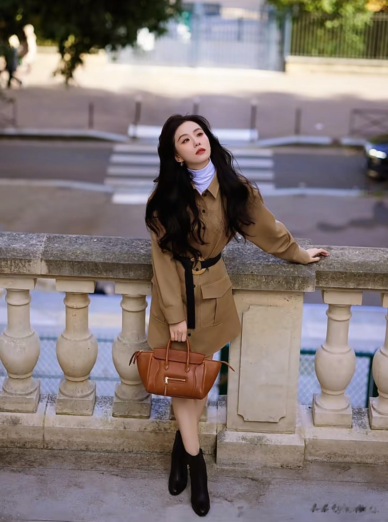 38岁刘诗诗最新穿搭：眼镜+西服套装，酷飒高级，谁看了不心动？