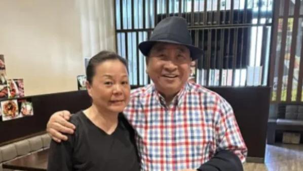 75岁姜昆在美国洛杉矶被偶遇，妻子罕见露面，老年生活真滋润