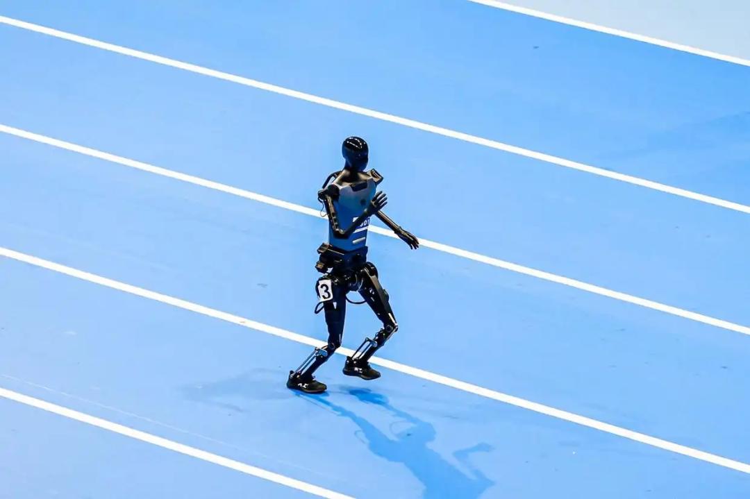 宇樹機器人“撞人逃逸”火到國外，王興興回應：下次不遙控了