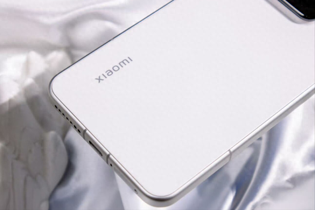 從5299元跌至3897元，驍龍8至尊+龍晶玻璃+徠卡三攝，終于親民了