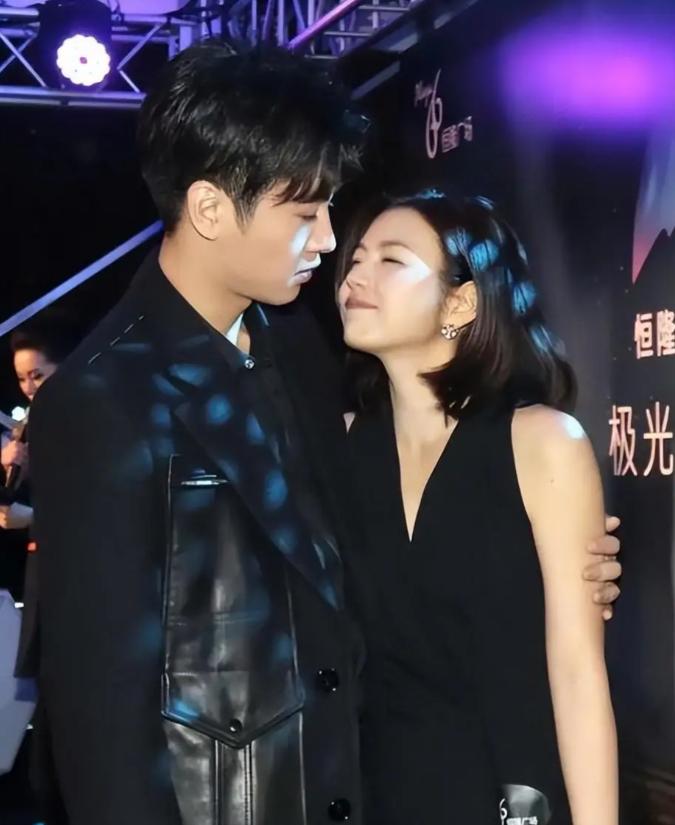 隔空对打？陈晓刚官宣喜讯，陈妍希就被骂惨，双方差距一目了然！