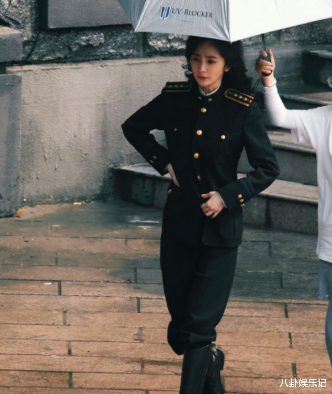 网传杨幂现身香港去看望女儿,打扮得却像16岁少女,大长腿成功抢镜