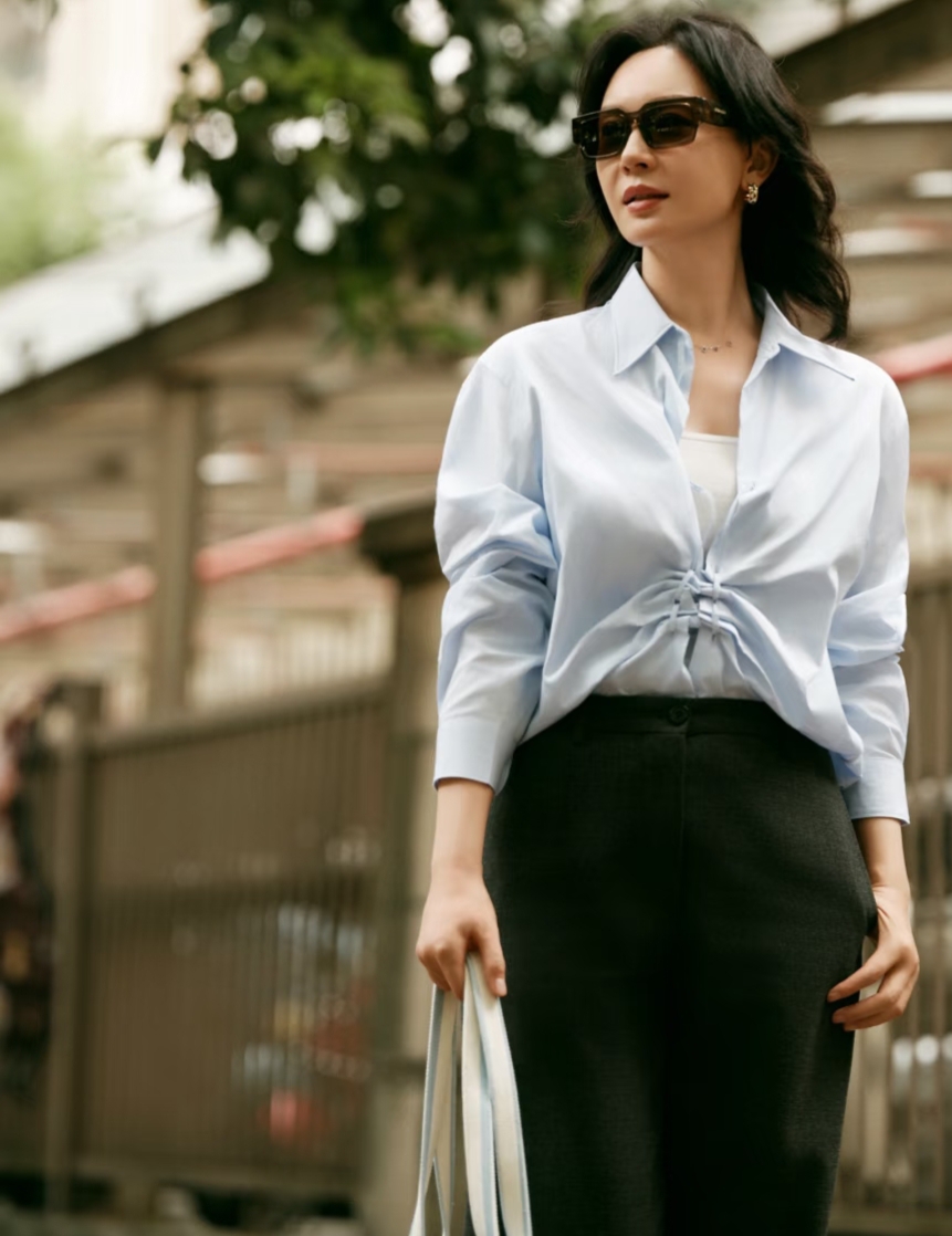 陈数分享最新美照,浅蓝抽绳衬衫配深灰长裤,知性优雅美出新高度