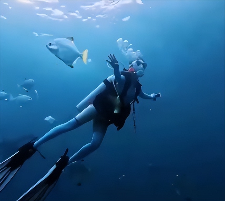 黄圣依在大理酒馆唱歌，头秃脸苍白没了富贵相，跑调严重不如拍戏