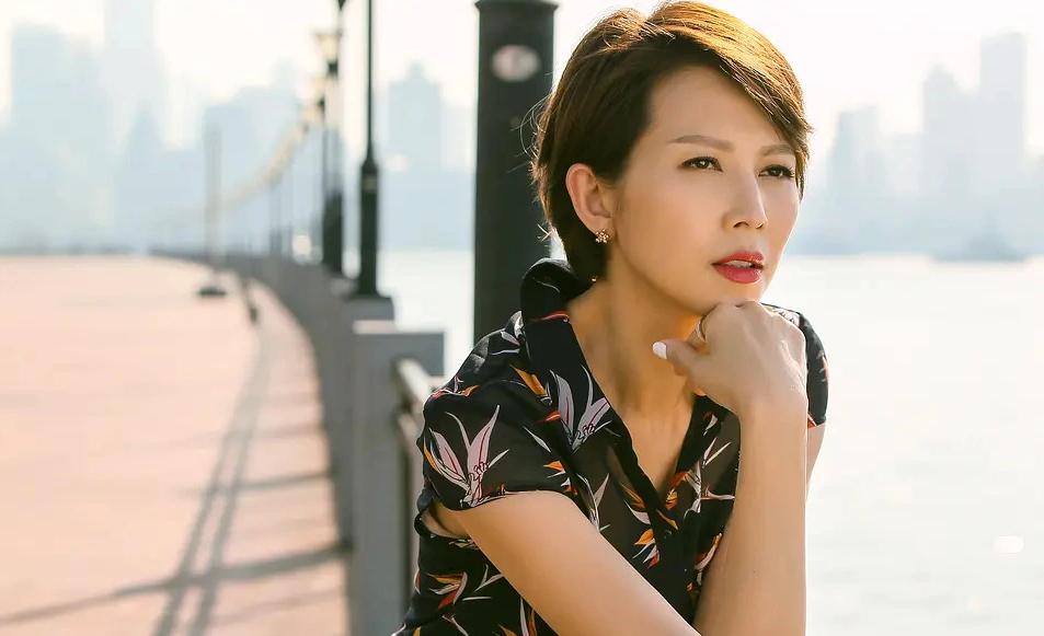 蔡少芬全家现身教堂，满脸皱纹像家庭主妇，俩女儿一头黄发没气质