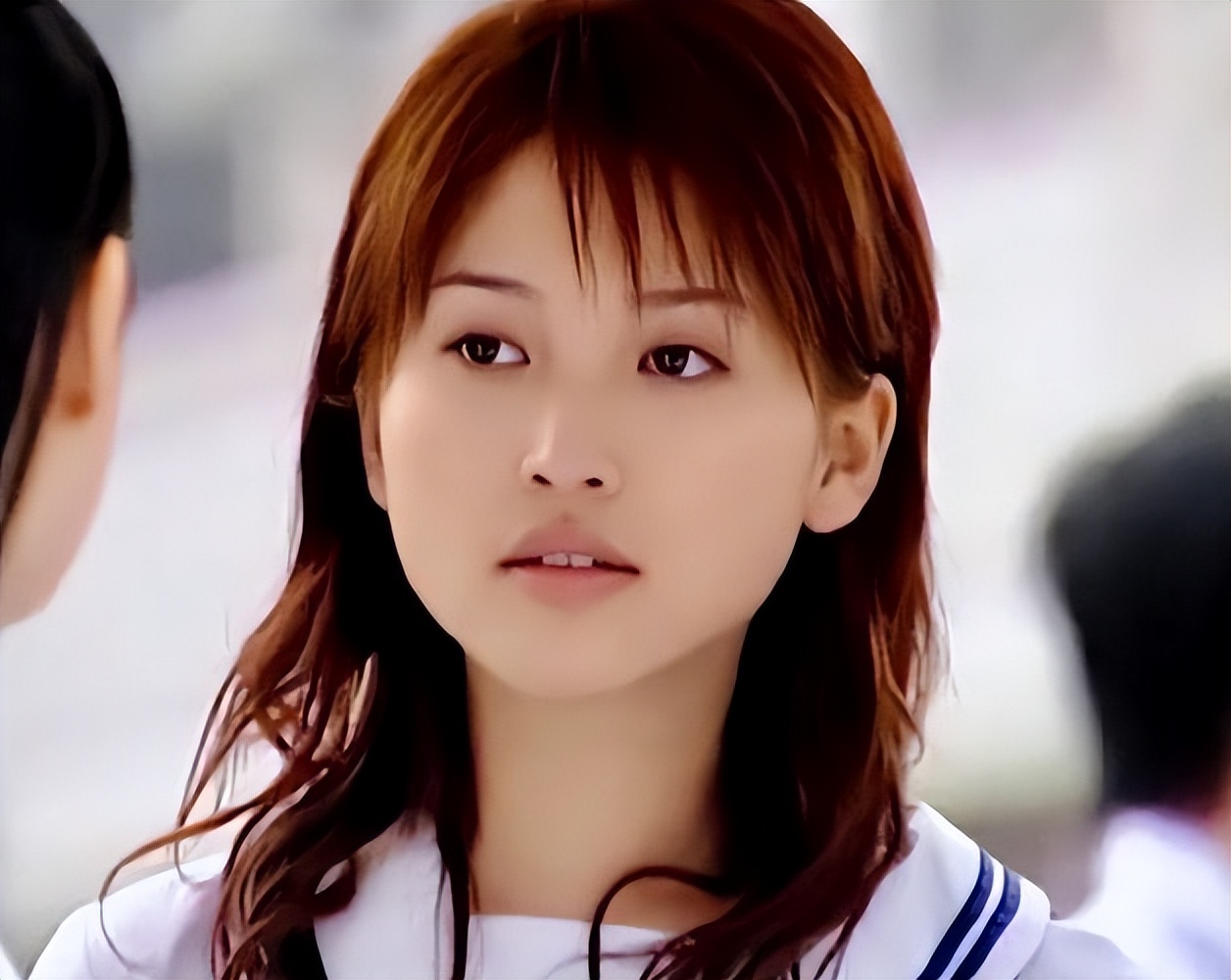 42岁金莎商演心酸现场！唱3首歌拿35万，宾客埋头吃席没人理