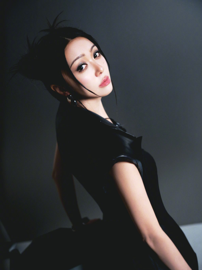 薛凯琪脚踩黑色高跟，一身皮衣穿搭又酷又性感