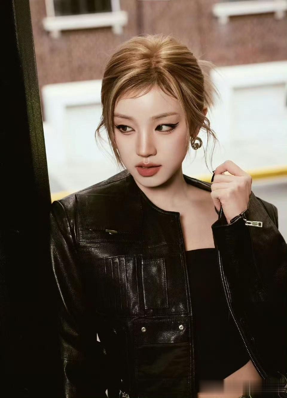 宋雨琦黑系穿搭:酷飒亮眼,气场满分