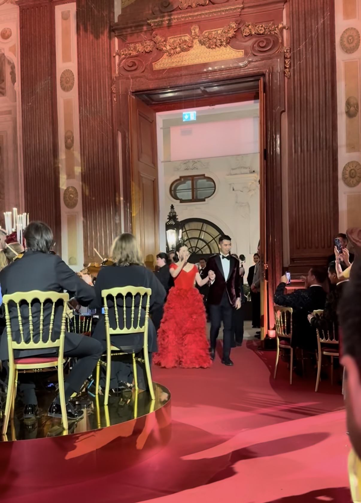 利孝和外孙女欧洲大婚，在宫殿办婚宴奢华气派，名媛闺蜜组团观礼