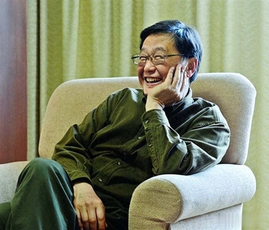 他72岁独居离婚未再婚，每月寄钱前妻20年，没人懂他为何从不解释