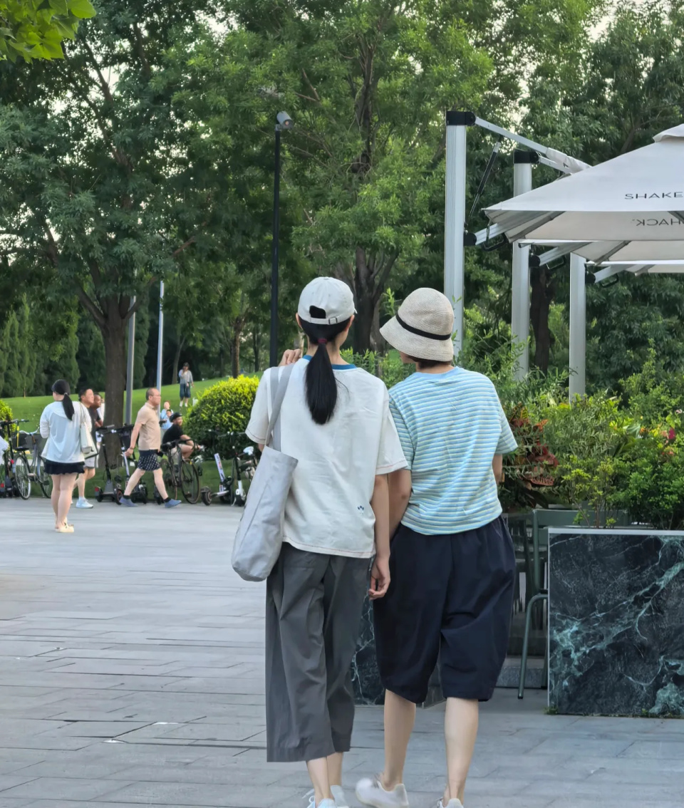 47岁袁泉带15岁女儿阿那亚,中年女性极简穿搭,时髦洋气还高级