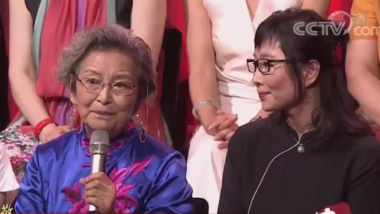 为拍红楼梦3年不回家，儿子诉苦信帮她成就经典，女儿也成老戏骨