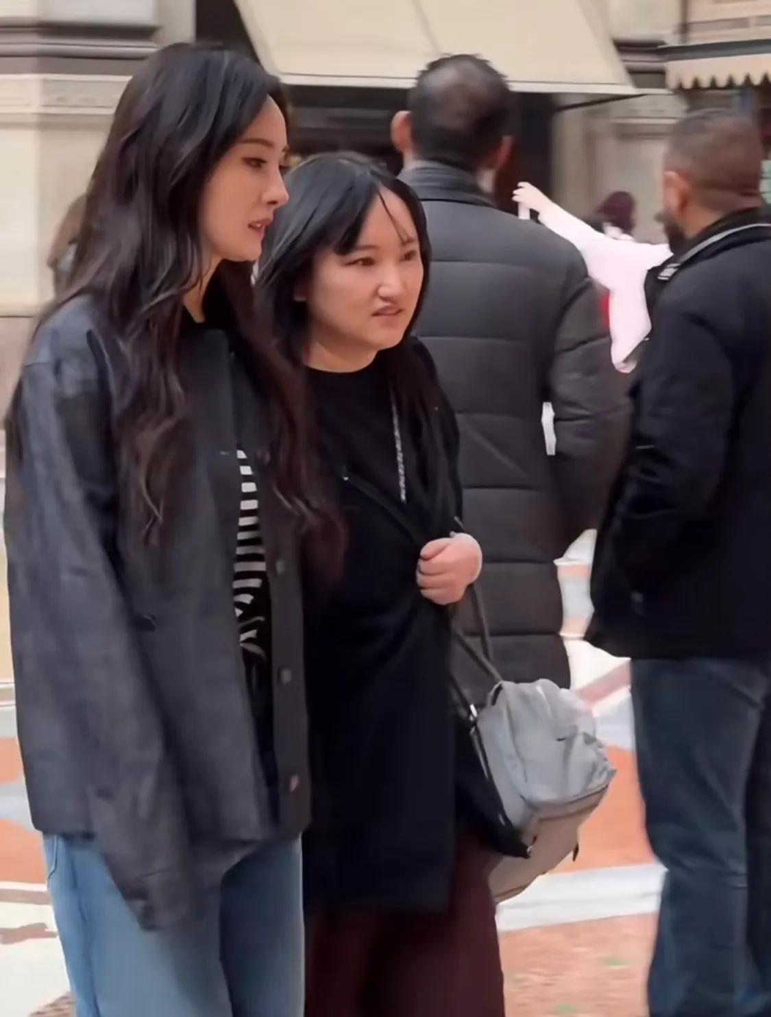 杨幂带着葫芦去米兰，她穿Prada海魂衫探店，腿瘦的裤子撑不起来