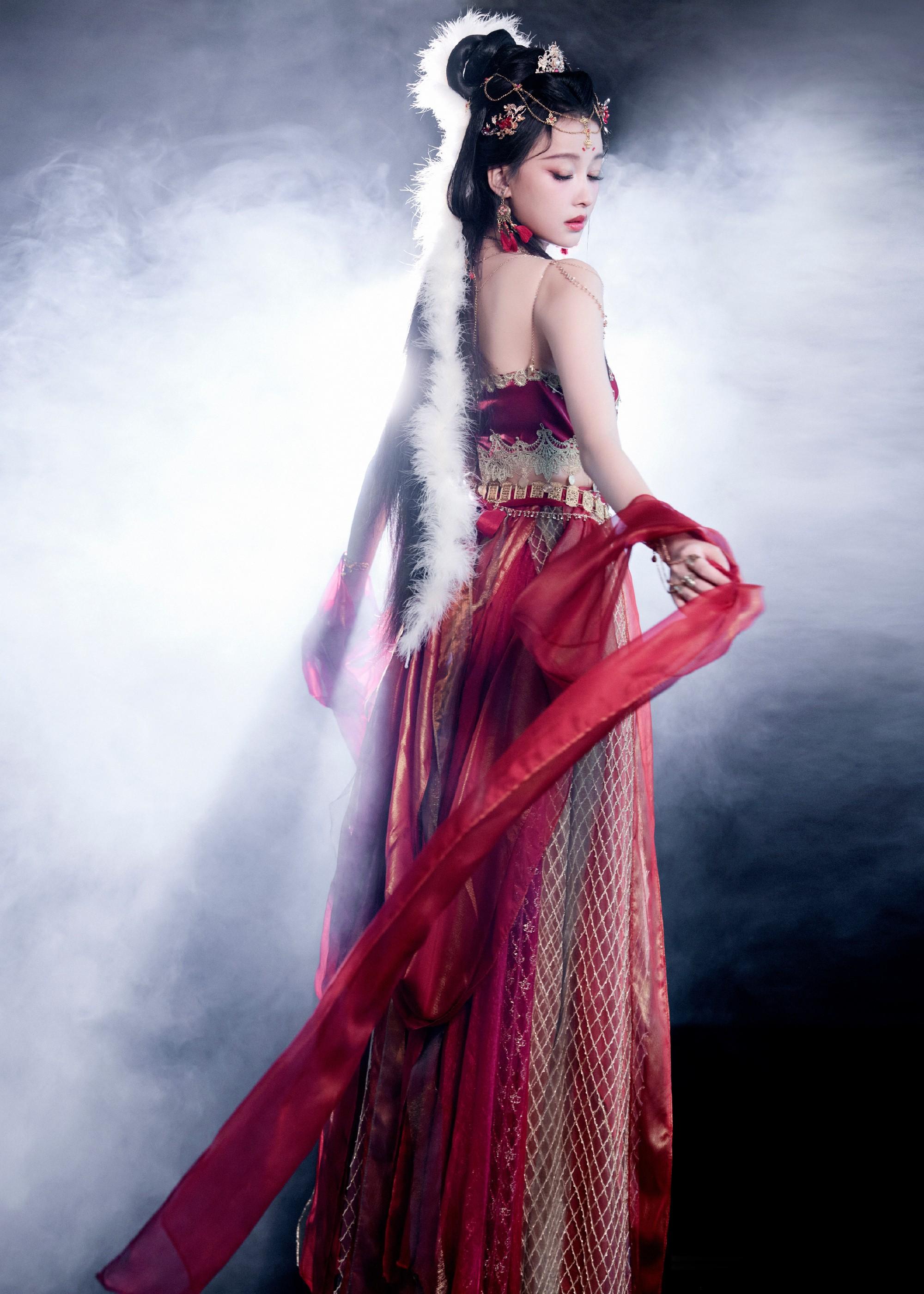 孙怡红纱异域装,美到失语的敦煌风惊艳时刻