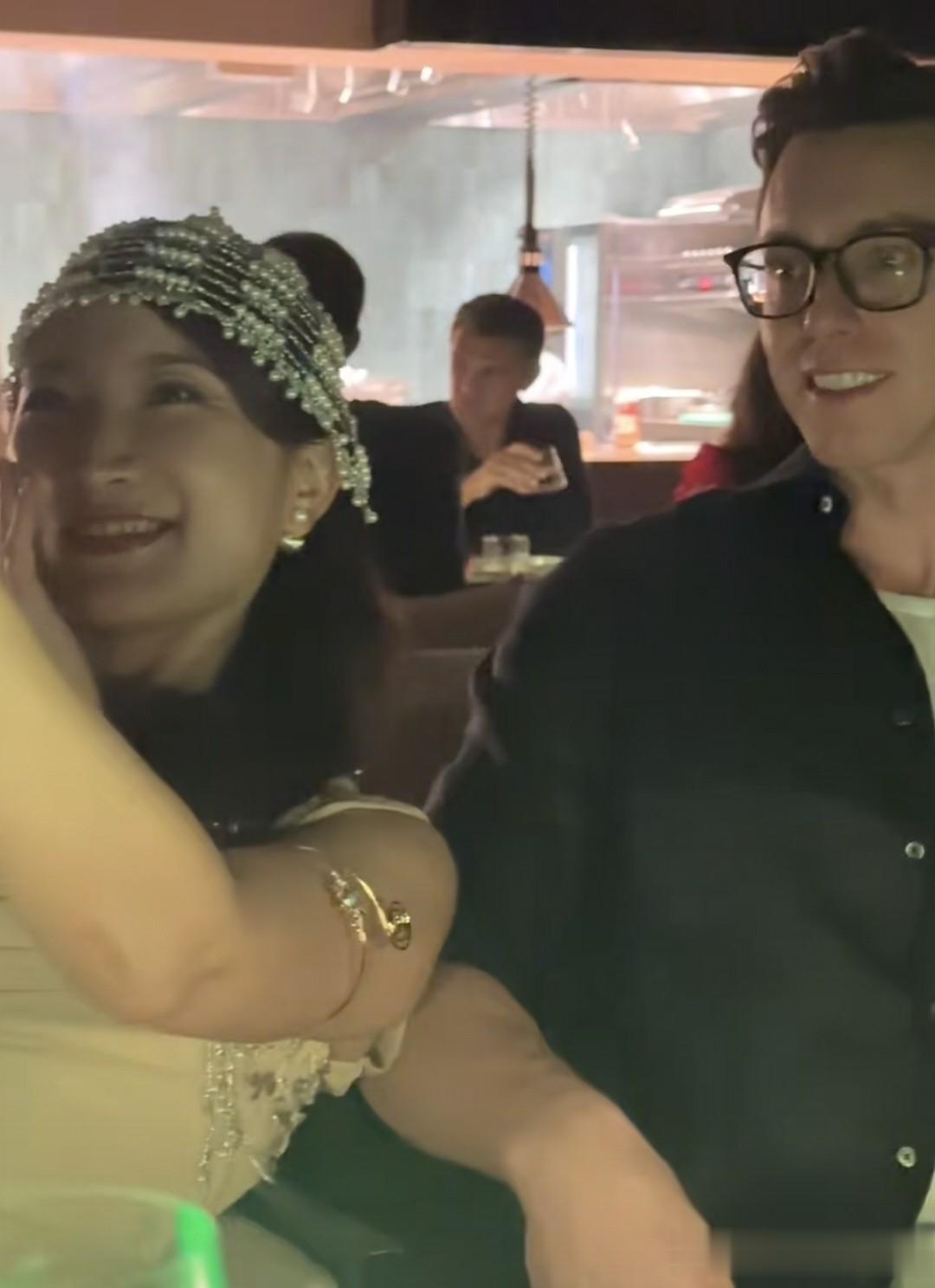 39岁许婧带外国帅老公聚会，男方戴着婚戒，为她提裙子十分宠溺