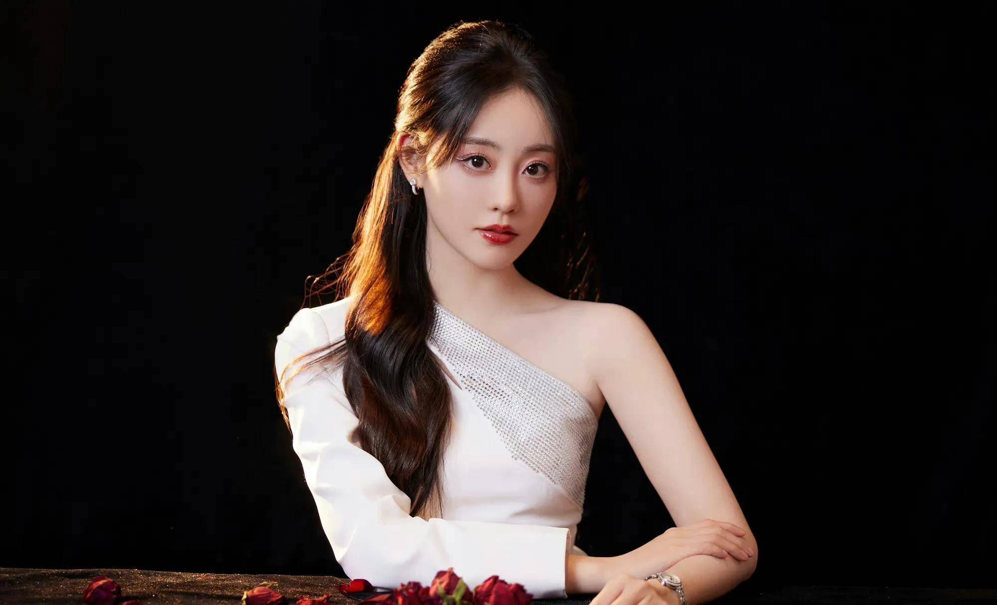 祝绪丹发文告别嘉行，迪丽热巴是否续约被讨论，嘉行未来何去何从