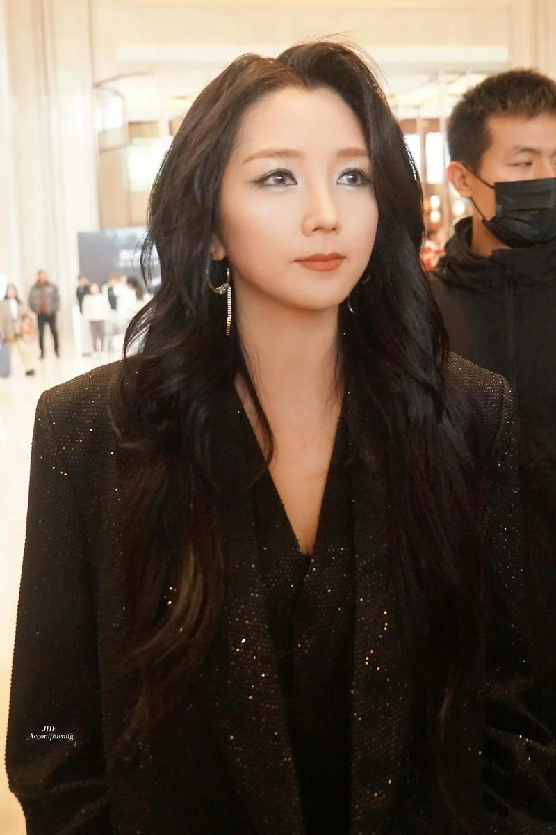 明星哭穷：“何不食肉糜”？