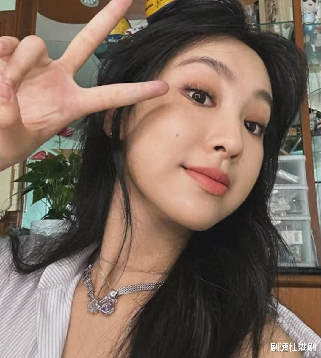 前路茫茫？港乐坛小天后曝哭着过20岁生日，因续约问题致人气大减