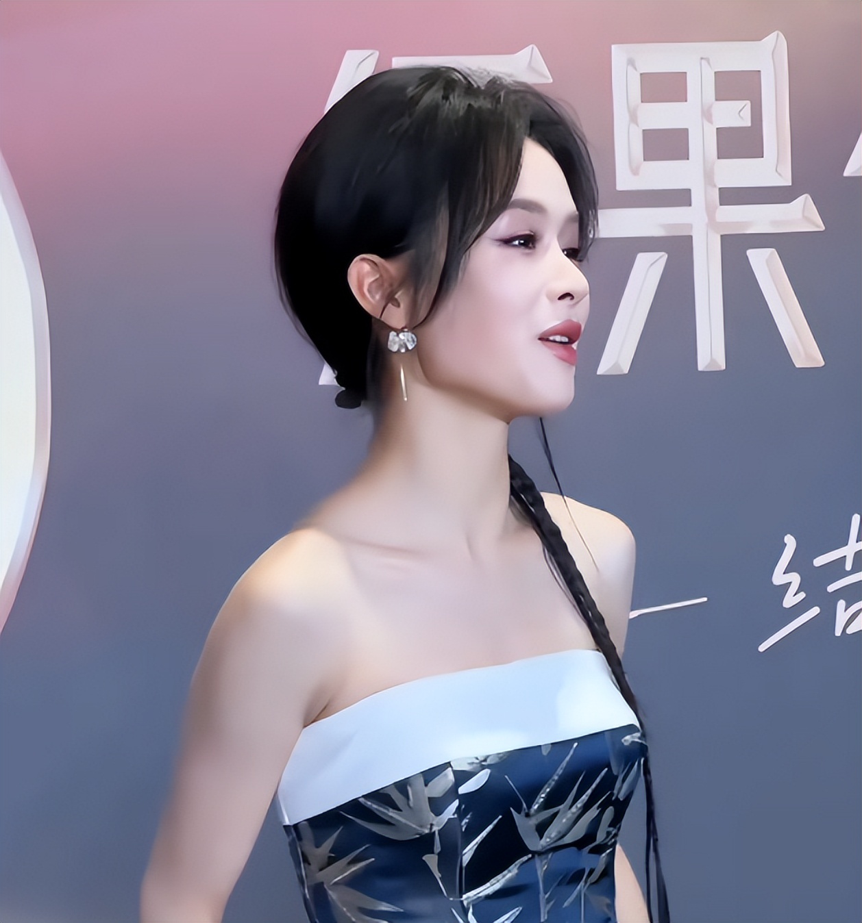 短剧红毯成“见光死”现场，没了美颜和修图，遍地普男普女