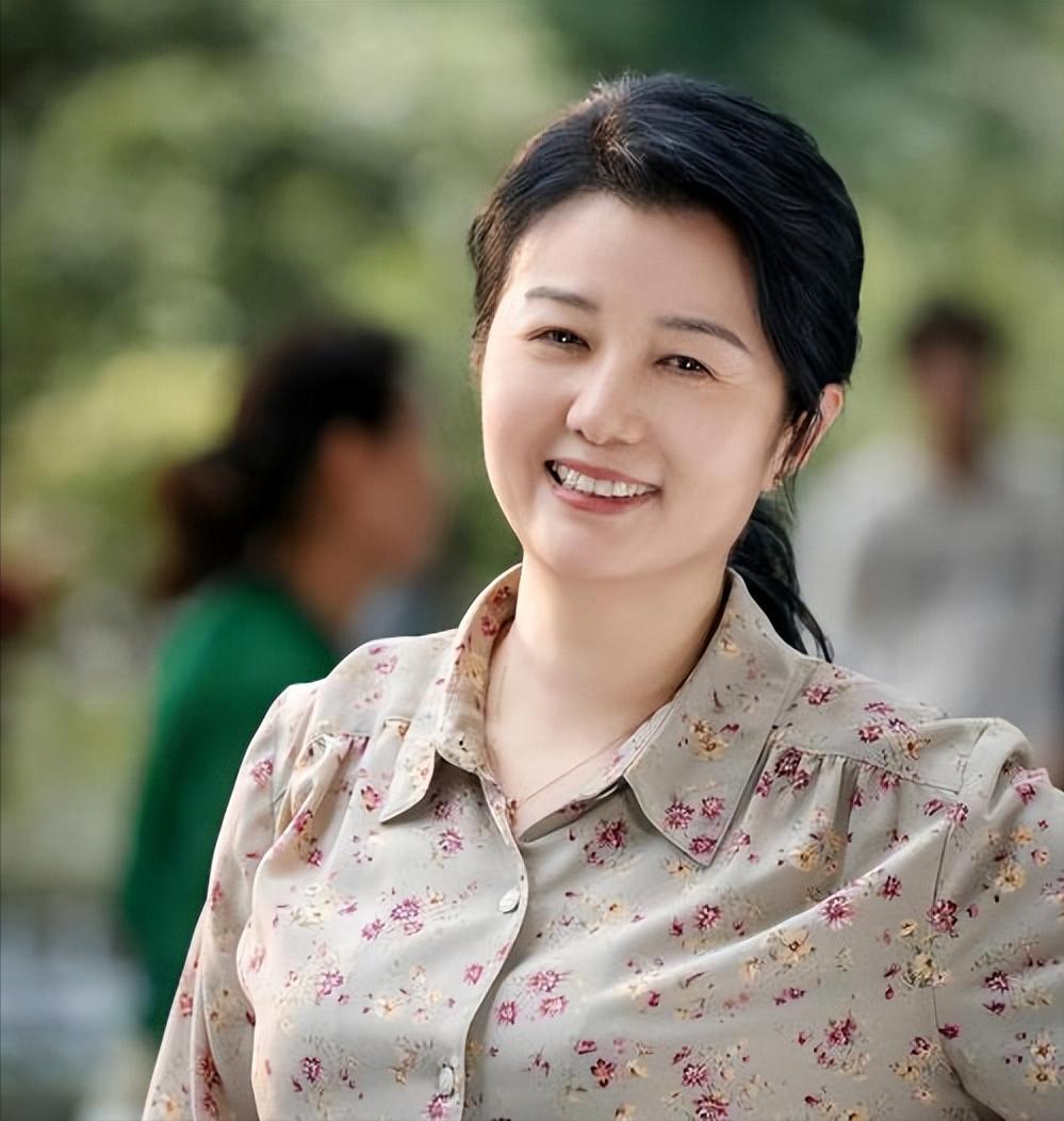 二婚嫁大13岁杜志国后,定居武汉素面朝天很自信,继子杜淳成心病