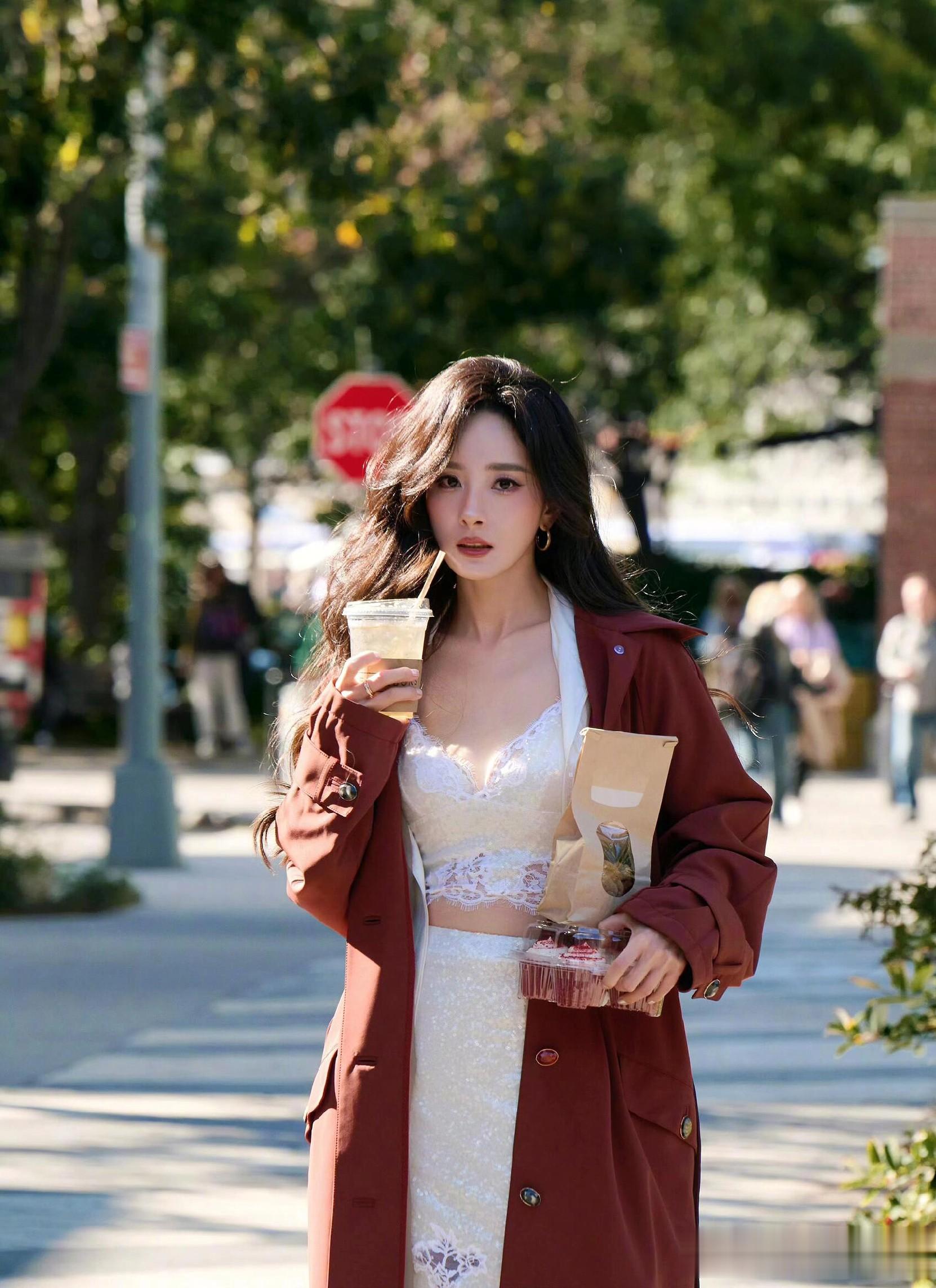 杨幂维多利亚的秘密大秀街拍,红棕风衣配蕾丝套装,迷人魅力