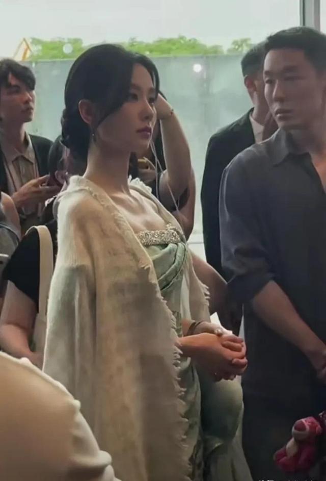 上海这一夜,被大方秀身材的刘亦菲惊艳,品牌高层都为她侧目