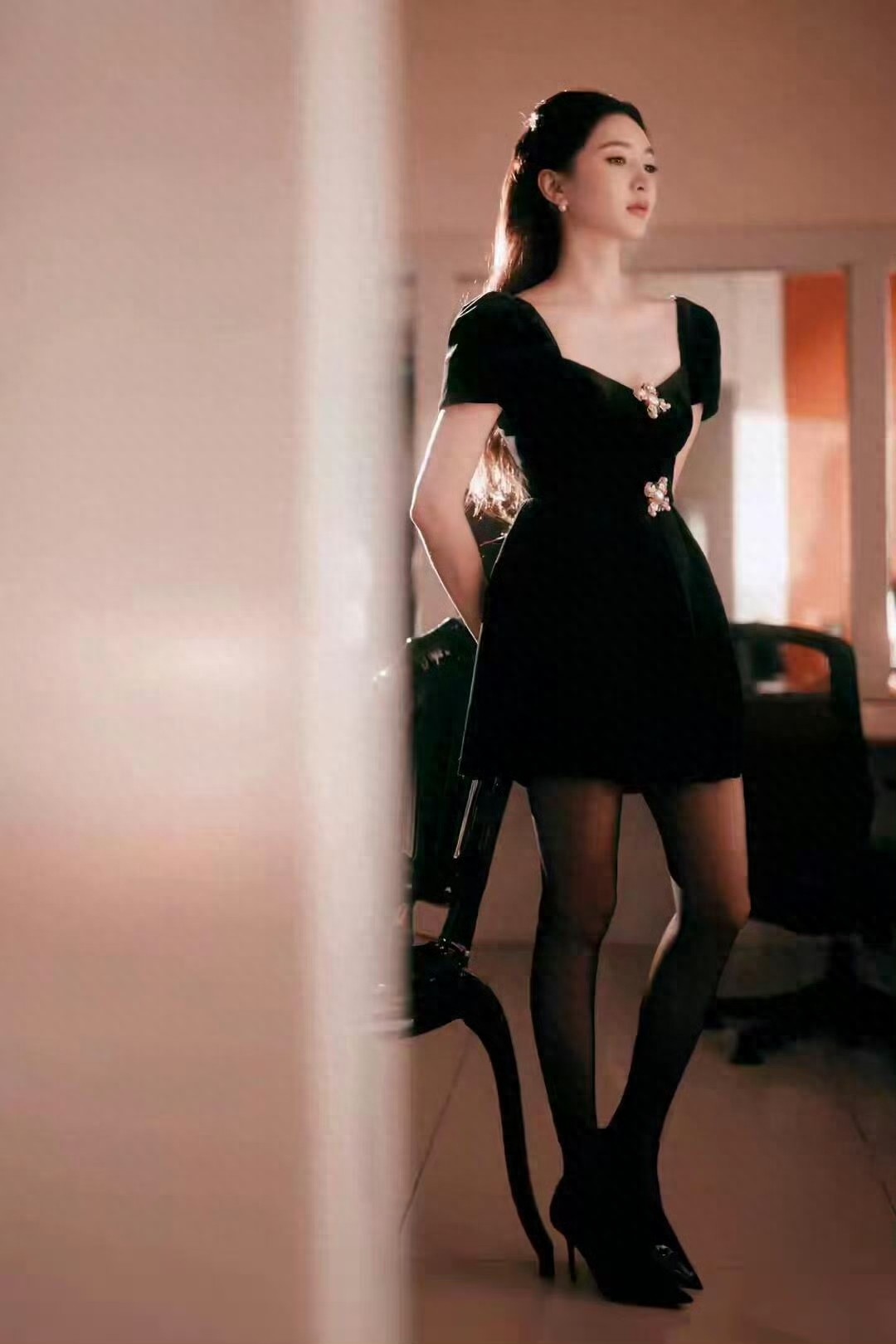 江疏影这套衣服好眼熟，好像是张雨绮穿过那套吧！ ???